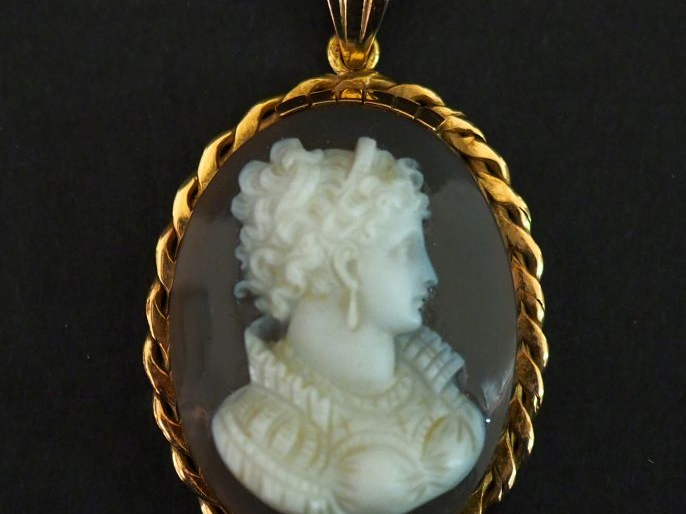 Pendentif ovale en or jaune 750, sertie en son centre d'un camée figur