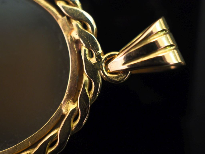 Pendentif ovale en or jaune 750, sertie en son centre d'un camée figur