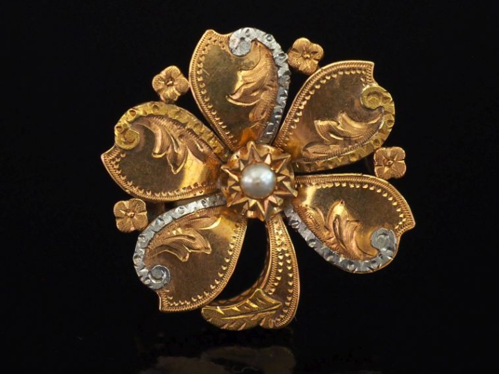 Broche Napoléon III en forme de fleur en or jaune 750, à décor gravé e
