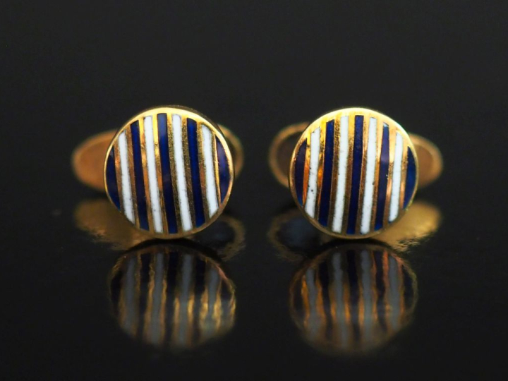 Paire de boutons de col en or jaune 750, à décor émaillé blanc et bleu