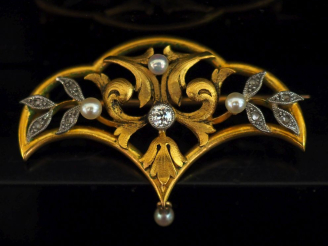 Vente aux enchères Broche 1900 en or jaune 750, à décor ajouré de feuillage et sertie de 