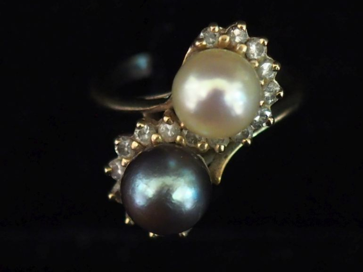 Bague dite "Toi   Moi" en or blanc 750, sertie d'une perle blanche et 