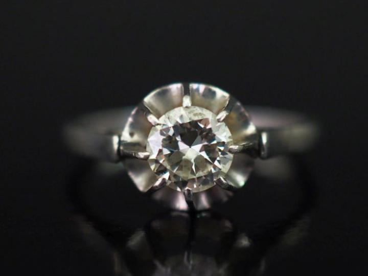 Bague de forme solitaire en platine, sertie en son centre d'un diamant