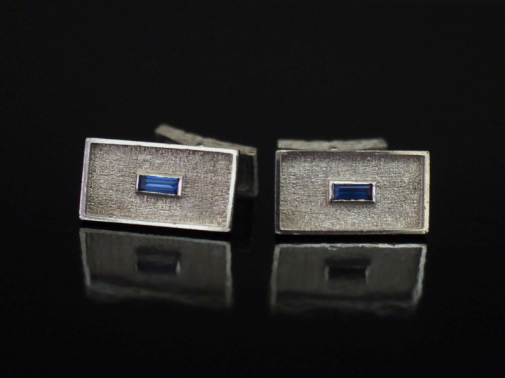 Paire de boutons de manchettes de style Art déco en or blanc 750, sert