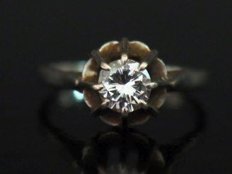 Vente aux enchères Bague solitaire en or blanc 750, sertie en son centre d'un diamant de 