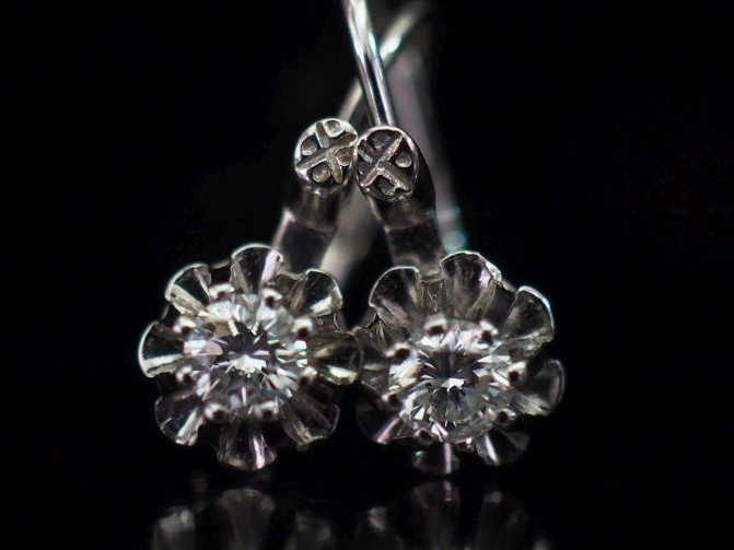 Paire de dormeuse en or blanc 750, serties d’un petit diamant de 0,10 