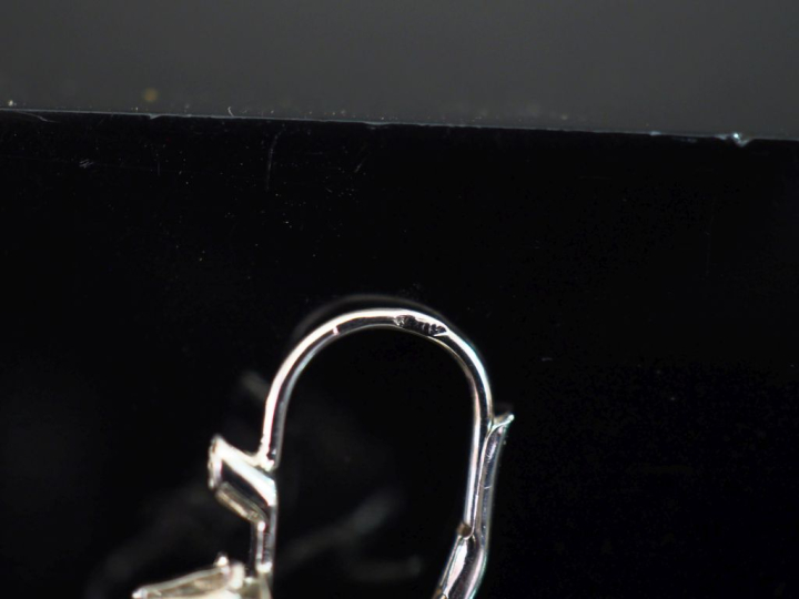 Paire de dormeuse en or blanc 750, serties d’un petit diamant de 0,10 