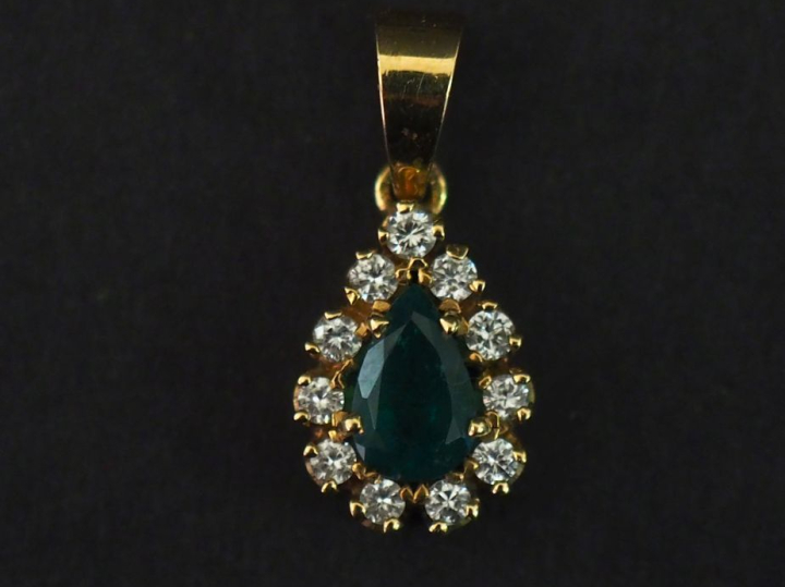 Pendentif en forme de goutte en or jaune 750, serti en son centre d'un
