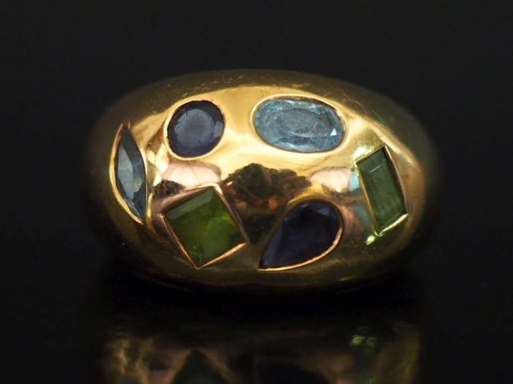 Bague dôme en or jaune 750, ornée de pierres de couleur serties clos d