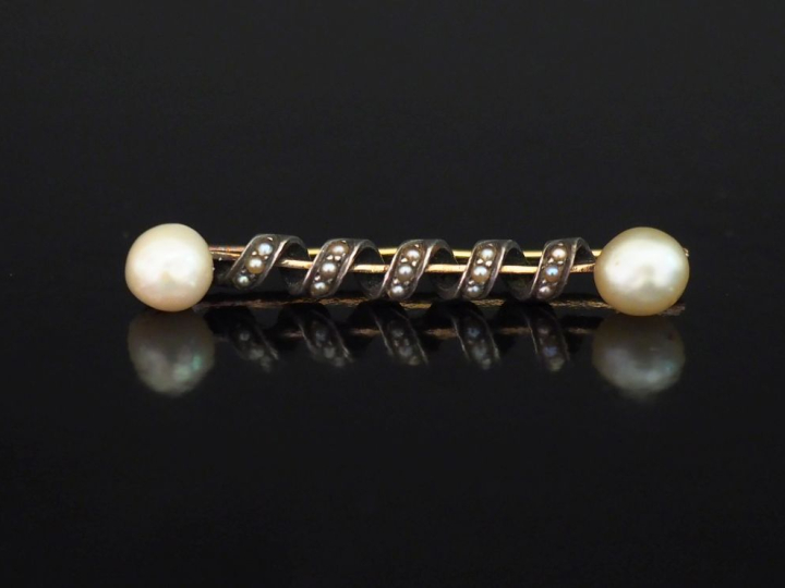 Broche barrette en or jaune 750 et argent 925, à décor d'enroulement e