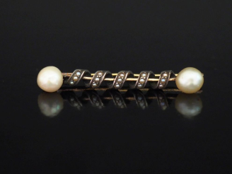 Vente aux enchères Broche barrette en or jaune 750 et argent 925, à décor d'enroulement e