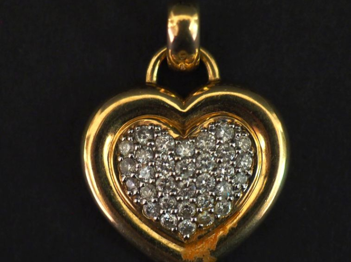 Pendentif en forme de cœur en or jaune 750, serti d'un pavage de diama
