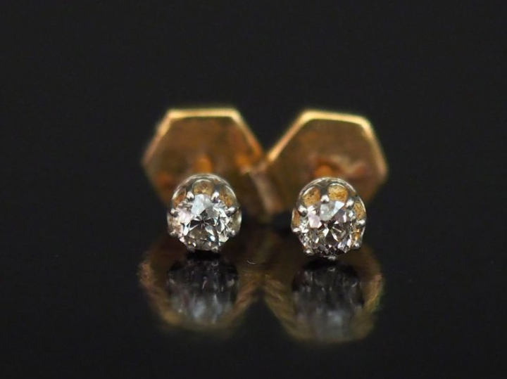 Paire de puces d'oreilles en or jaune 750, serties en leur centre d'un