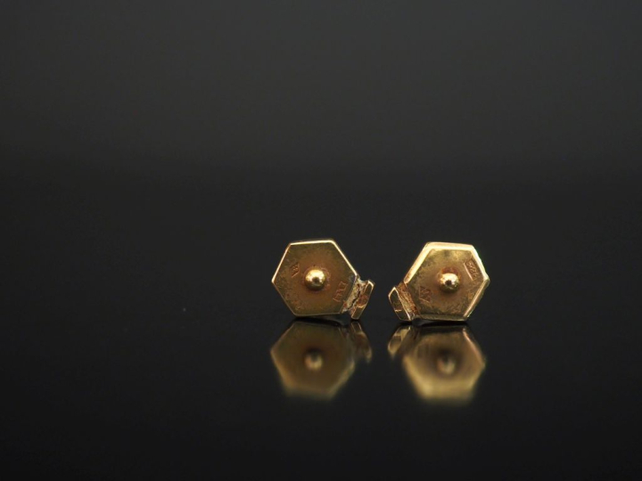 Paire de puces d'oreilles en or jaune 750, serties en leur centre d'un