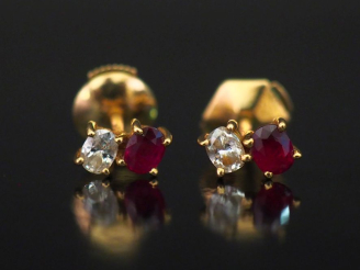 Vente aux enchères Paire de puces d'oreilles en or jaune 750, serties d'une pierre rouge 