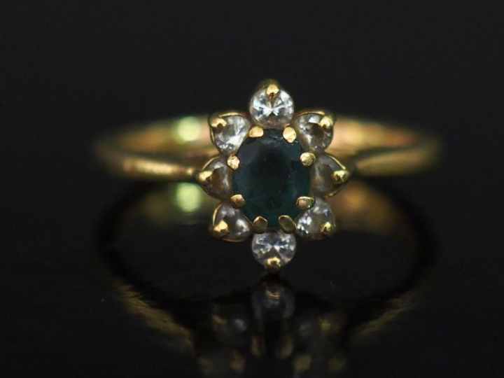 Bague de forme marguerite en or jaune 750, sertie en son centre d'une 