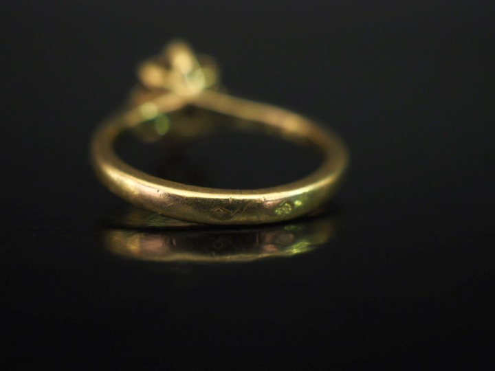 Bague de forme marguerite en or jaune 750, sertie en son centre d'une 