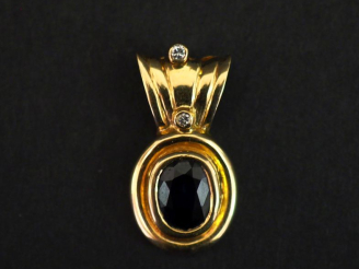 Vente aux enchères Pendentif en or jaune 750, serti en son centre d'un saohir et agrément