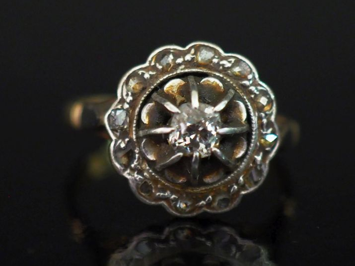 Bague ronde en or jaune 750, sertie en son centre d'un petit diamant t