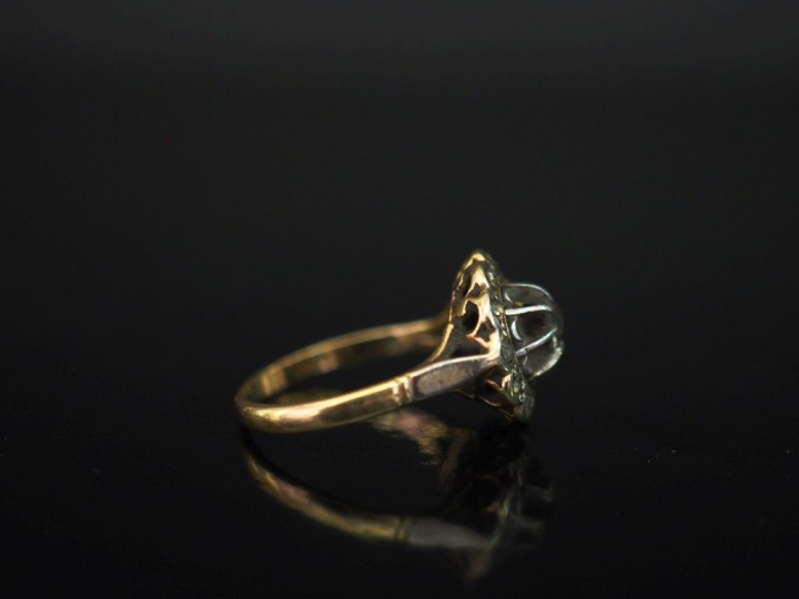 Bague ronde en or jaune 750, sertie en son centre d'un petit diamant t