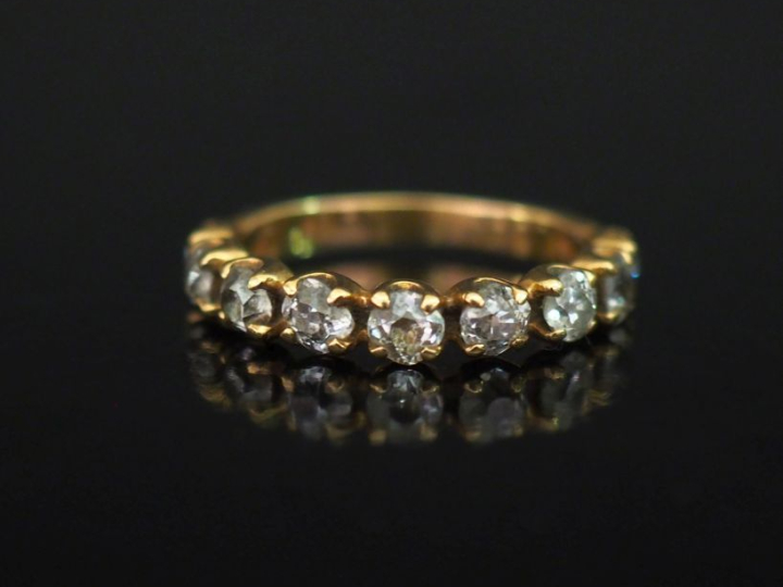 Demi-alliance en or jaune 750, sertie d'une ligne de neuf diamants tai