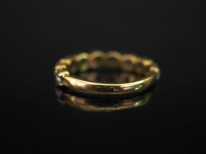 Demi-alliance en or jaune 750, sertie d'une ligne de neuf diamants tai