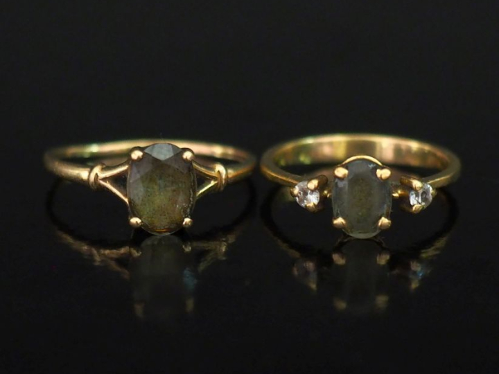 Ensemble comprenant :  - une bague en or jaune 750, sertie en son cent