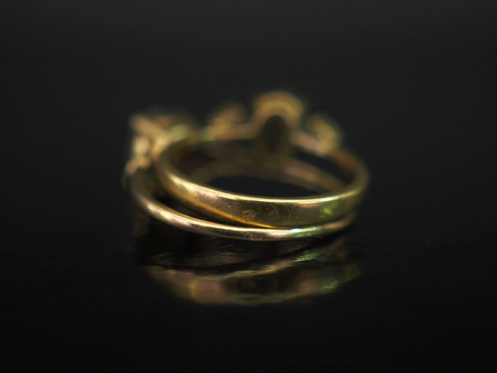 Ensemble comprenant :  - une bague en or jaune 750, sertie en son cent