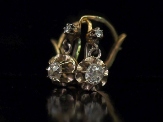 Vente aux enchères Paire de dormeuses en or jaune 750, sertie d’un diamant taille ancienn