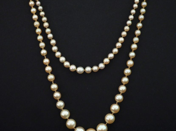 Ensemble comprenant :  - un collier de perles blanches disposées en ch