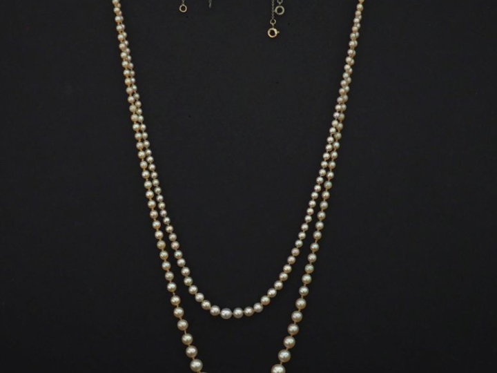 Ensemble comprenant :  - un collier de perles blanches disposées en ch