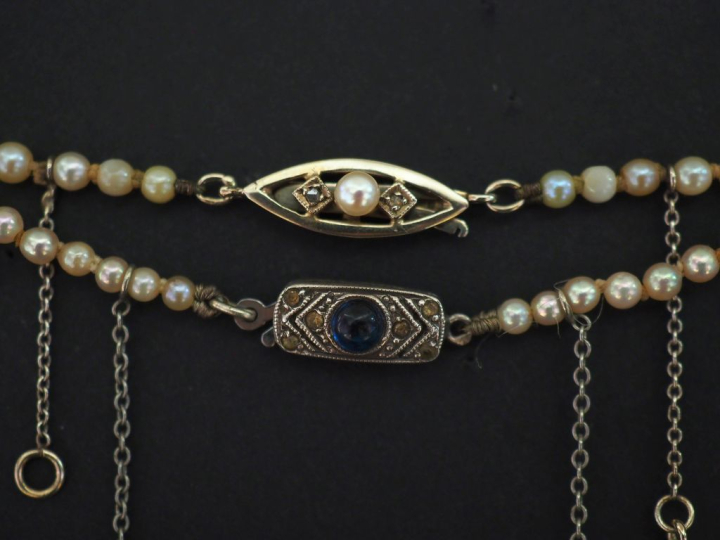 Ensemble comprenant :  - un collier de perles blanches disposées en ch