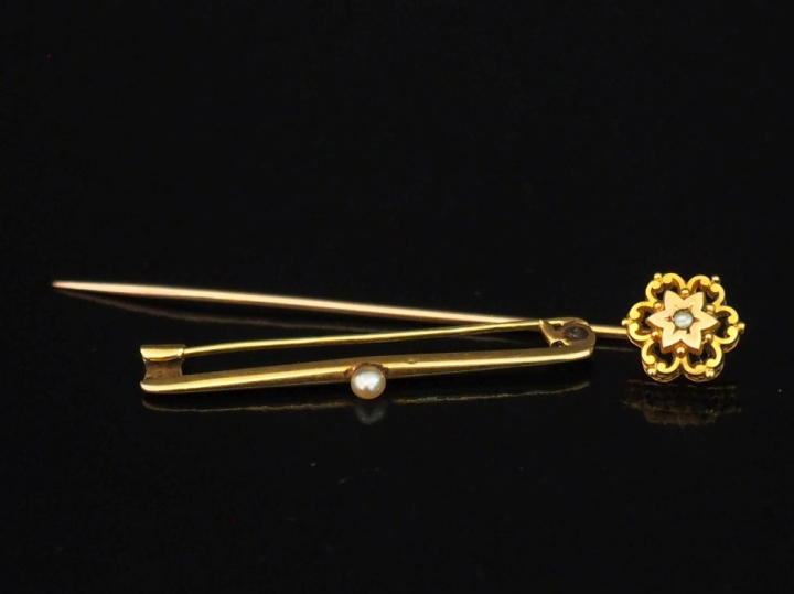 Petite broche barrette en or jaune 750, sertie en son centre d'une per