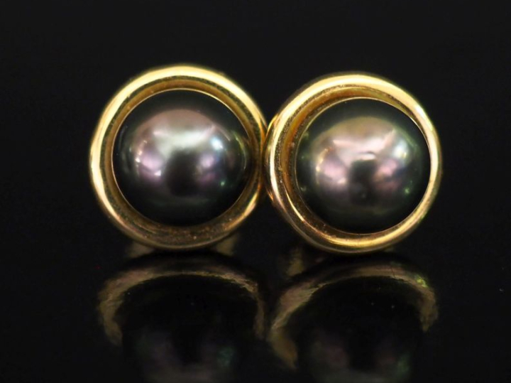 Paire de perces oreilles en or jaune 750, sertis d'une perle grise.  F