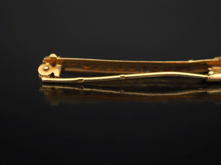Petite broche barrette en or jaune 750, sertie d'un rang de perles bla