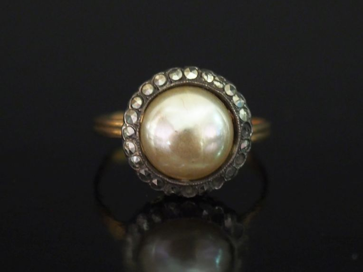 Bague Napoléon III en or jaune 750, sertie en son centre d'une demi pe