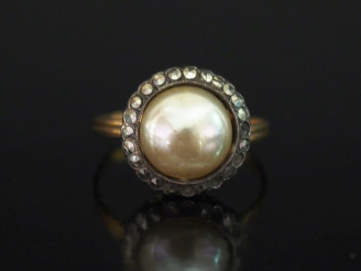 Vente aux enchères Bague Napoléon III en or jaune 750, sertie en son centre d'une demi pe