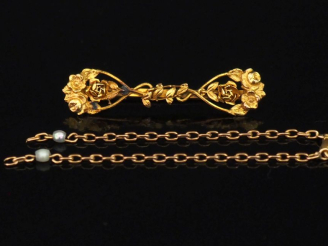 Vente aux enchères Ensemble comprenant :  - une broche barrette 1900 en or jaune 585, à d
