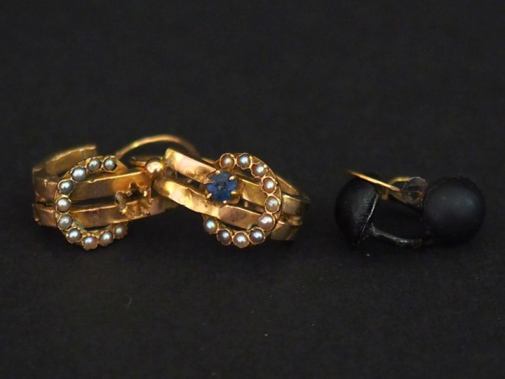 Ensemble comprenant :  -	 une paire de perces oreilles en or jaune 750