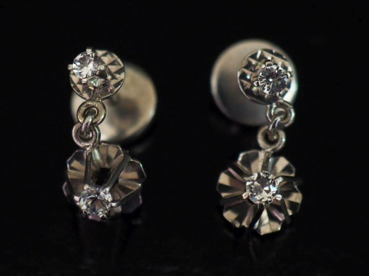 Paire de perces oreilles en or blanc 750, ornés d’un motif en pendeloq