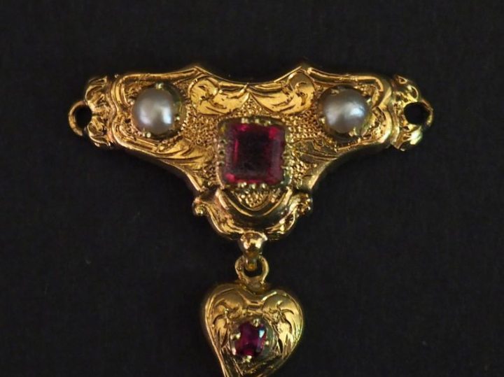 Pendentif en or jaune 750, sertie de pierres roses, de perles blanches