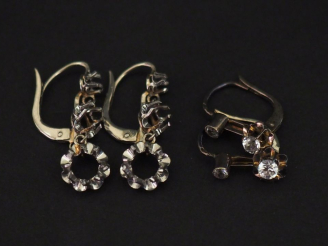 Vente aux enchères Ensemble comprenant :  -	 une paire de perces oreilles en or blanc 750