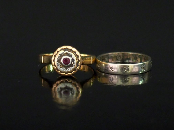 Ensemble comprenant :  - une bague en or jaune 750, sertie en son cent