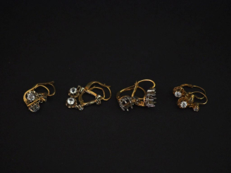 Vente aux enchères Ensemble comprenant :  -	 trois différentes paires de perces oreilles 