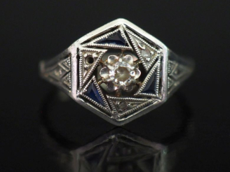 Vente aux enchères Bague de style Art déco en platine et or blanc 750, sertie de pierres 