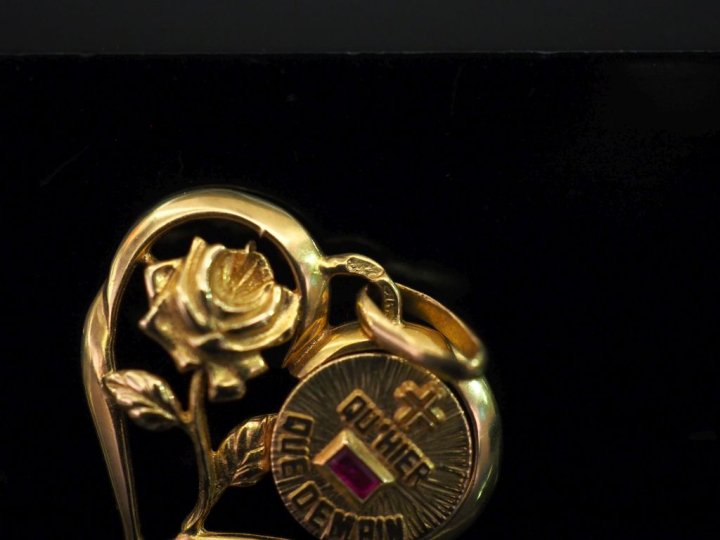 Pendentif en forme de cœur en or jaune 750, à décor d'une rose et d'un