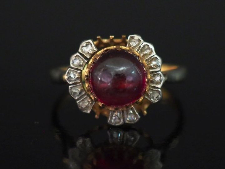 Bague en or jaune 750, sertie en son centre d'une pierre rose en caboc