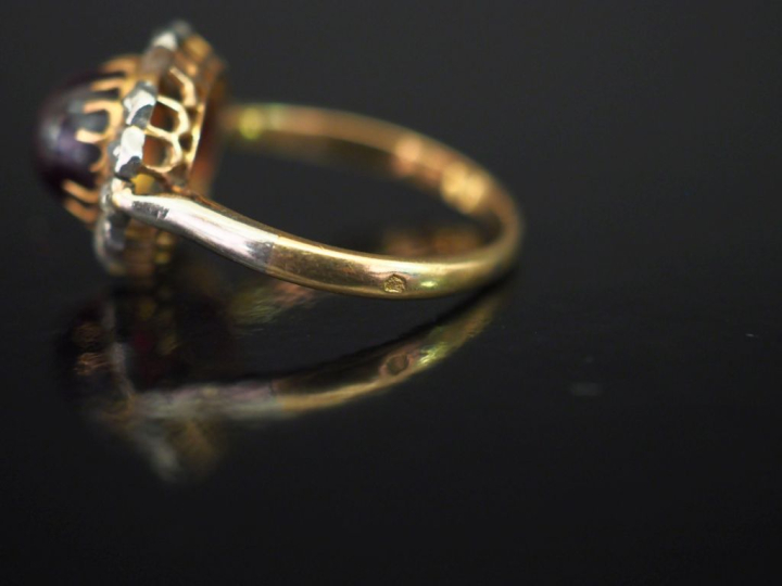 Bague en or jaune 750, sertie en son centre d'une pierre rose en caboc