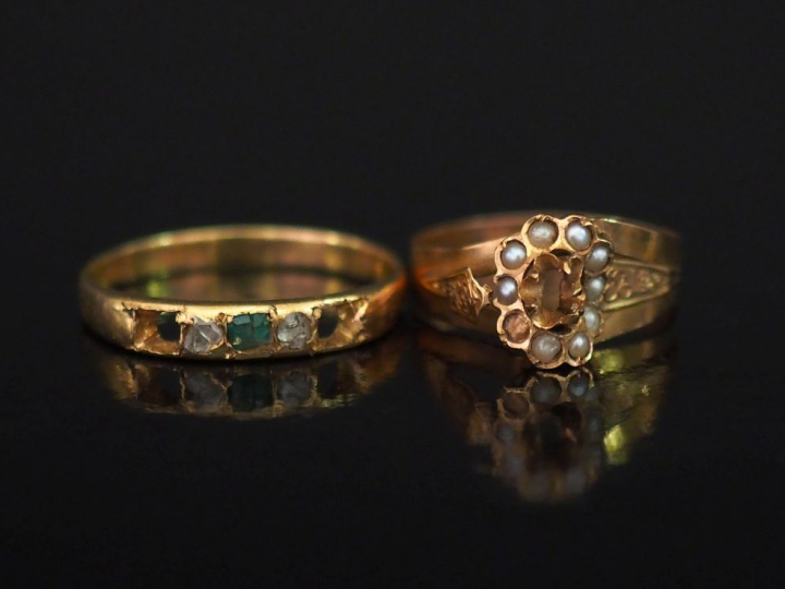 Ensemble comprenant :  - une bague jonc en or jaune 750, sertie de dia