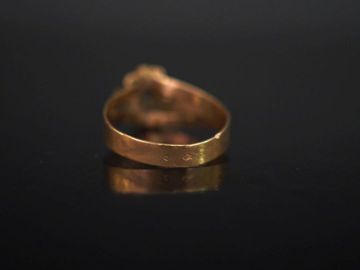 Ensemble comprenant :  - une bague jonc en or jaune 750, sertie de dia